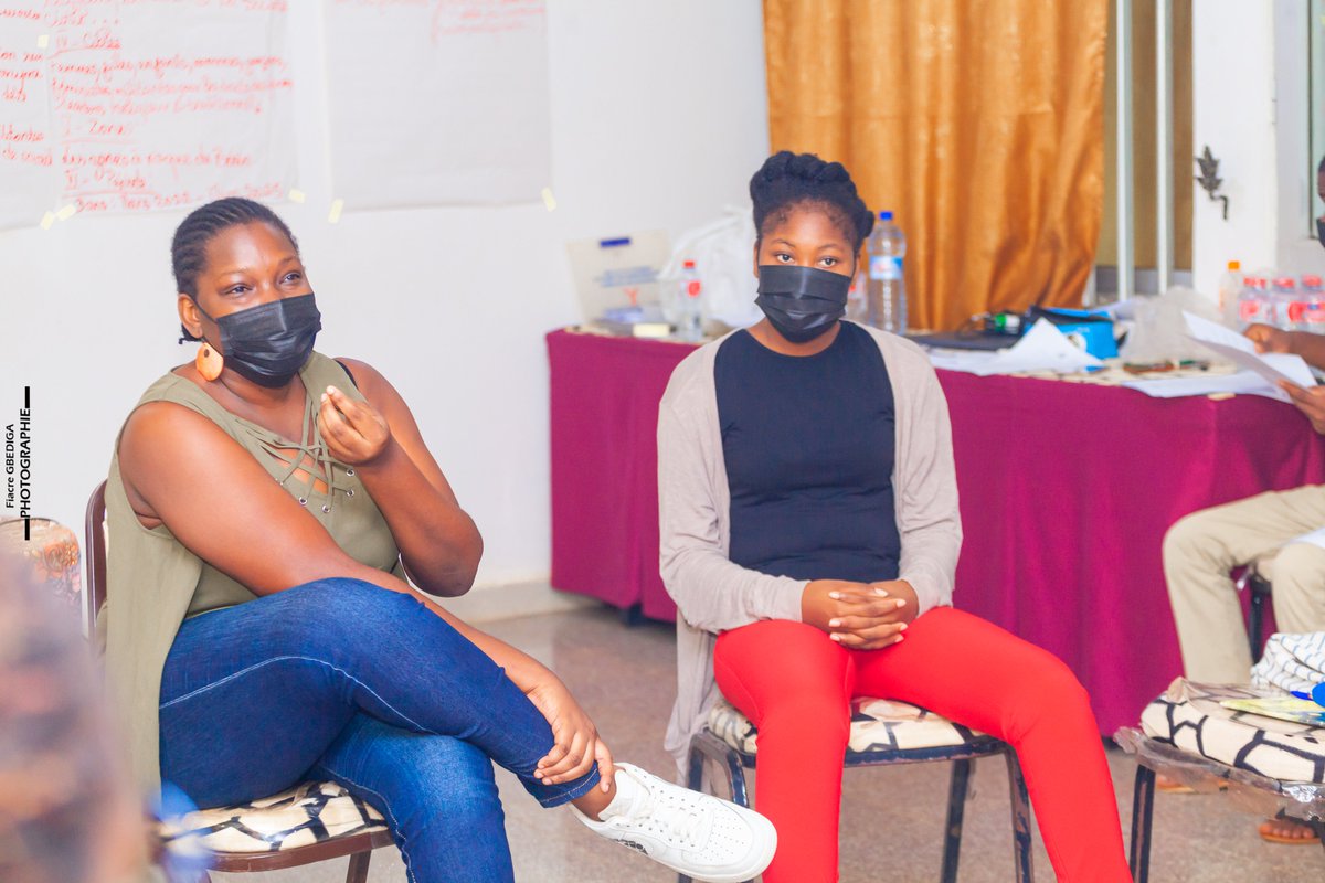 Jfad_Ong's tweet photo. Jour 5 et #lastday de la retraite des militantes féministes du Bénin

@briansossou1 partage avec les participantes son expérience en tant que victime de harcèlement sexuel en milieu profession et comment elle s'y est pris pour faire licencier son ex-patron harceleur.
#wasexo https://t.co/WCk6k2uelf