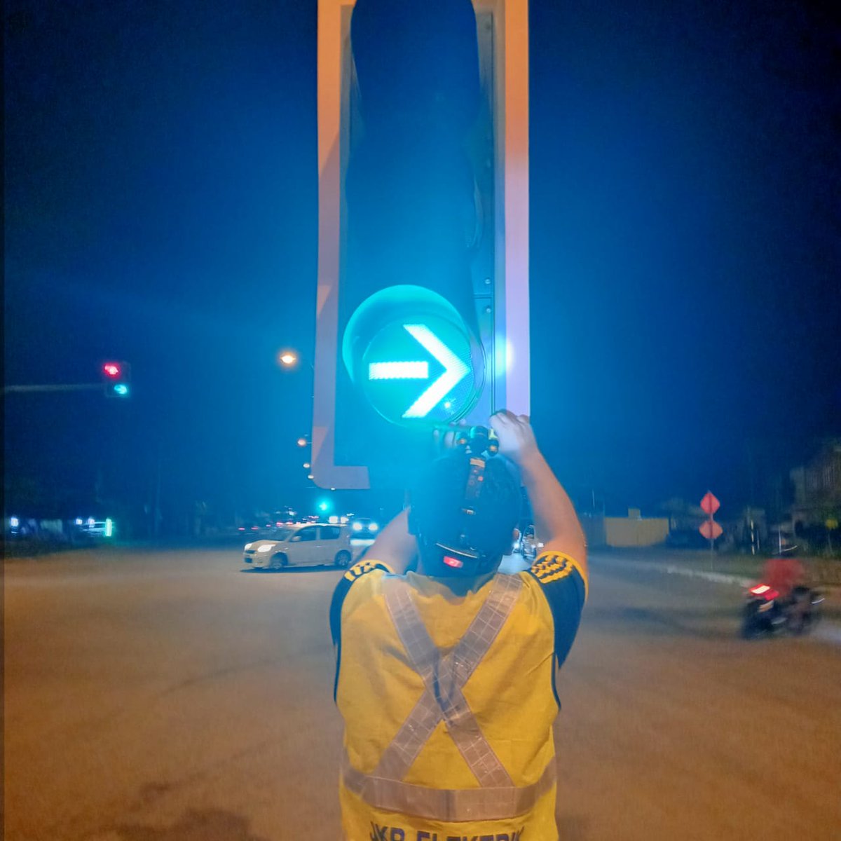 Kerja-kerja penyelenggaraan lampu isyarat secara jabatan di Simpang Empat Chendering, Kuala Terengganu.

#CKEberprestasitinggi 
<a href="/yusufghani200/">تذكرة</a> <a href="/HasliJKR/">Hasli Ibrahim (Ir. Dr.)</a> <a href="/rozniazwar/">Ir. ROZNI</a> <a href="/hanizanshaffii/">hanizan</a> <a href="/husinmjkre/">Husin Mustafa</a> <a href="/noorashikinmt/">noorashikin tamimi</a> <a href="/JKRTerengganu/">JKR Terengganu</a>