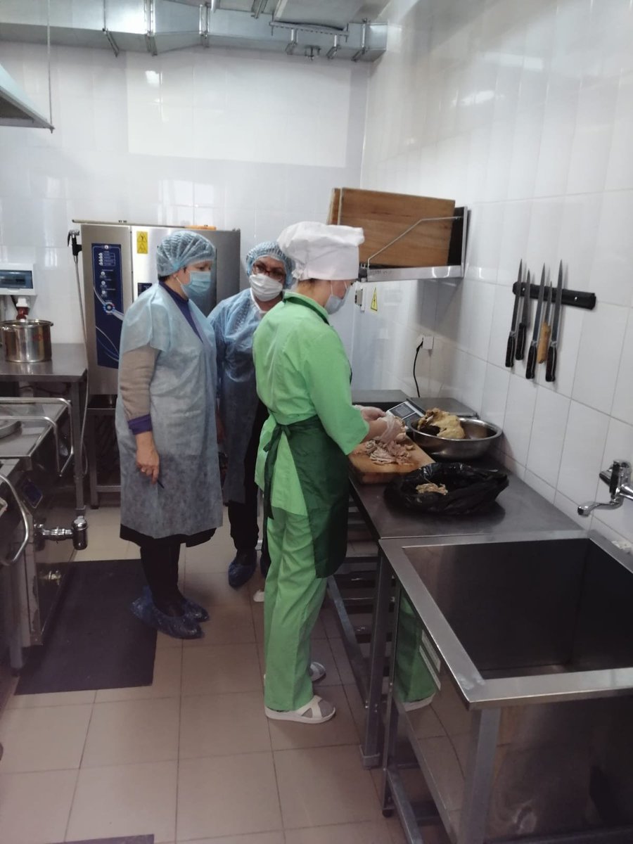 В рамках мониторинга организации и качества питания обучающихся Департаментом образования совместно со специалистами ДЭРИТ в январе 2022 г. осуществлены выездные проверки с отбором проб готовых блюд и продовольственной продукции на лабораторное исследование в 5 школах и 4 ДОУ.
