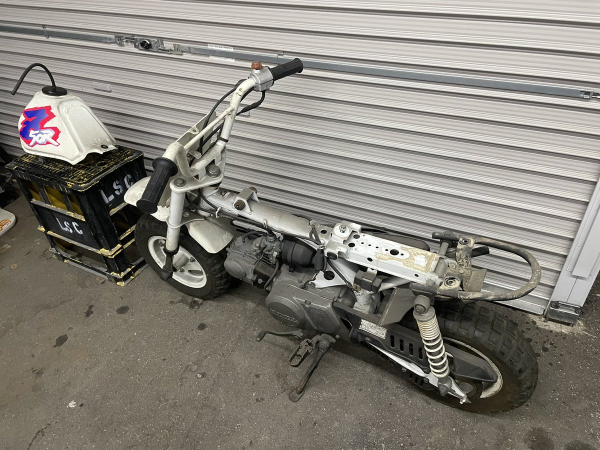 Sugery19's tweet photo. どなたかお力添えを頂けないでしょうか。
レストア中のz50rなんですが12vのバッテリーレス
これに灯火類を付けたい為、ハーネス交換しようと思うのですが、やっぱりバハなどの12vバッテリーレスハーネスの方がいいですかね？😭
バッテリーレスのハーネスが中々出てこないので迷ってます😭＃モンキー https://t.co/anTnzzw7DO