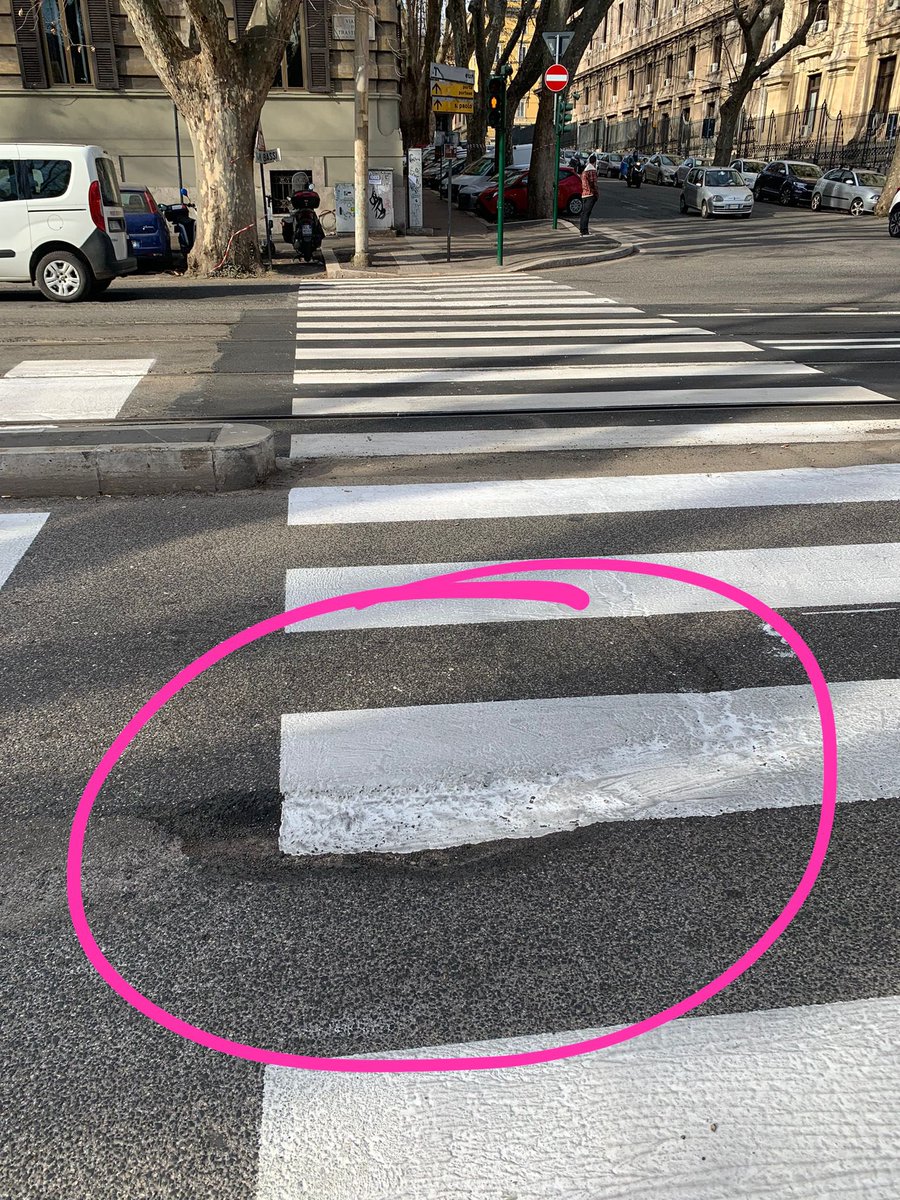 #cadere un giorno a Roma mettendo il piede in una #buca mentre attraversi Viale Trastevere. C’è chi nasconde la polvere sotto il tappeto e chi nasconde le #buche rifacendo le strisce pedonali
Applausi 👏🏼 👏🏼👏🏼<a href="/comuneroma/">Comune Roma</a> <a href="/gualtierieurope/">Roberto Gualtieri</a> #ornellasegnalini