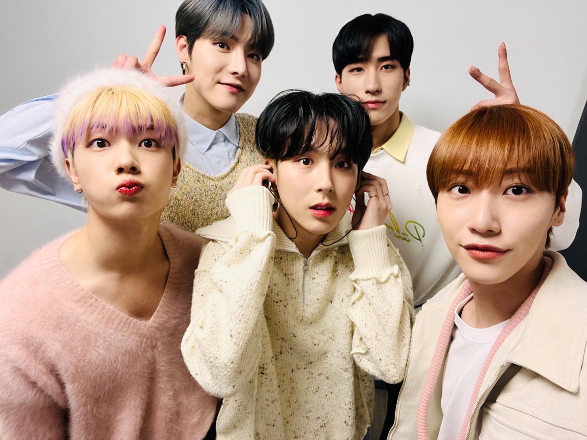 official_ONEWE's tweet photo. [#ONEWE]

우리 위브 여러분 잠시 후 5시, 
KBS2 뮤직뱅크에서 원위 '너의 
우주는' 무대 보면서 행복한 금요일
보내보아요🙌🏻💕

#원위 #위브 #너의_우주는 https://t.co/LbFneC1clW
