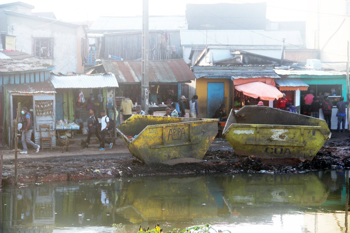 MATP_GOV_MG's tweet photo. #MATSF | #APIPA | Les travaux de nettoyage des dépôts d'ordures lelong du canal Andriantany, dans le cadre de l'aide de l'#APIPA à la #CUA et #SMA se poursuivent. Sensibiliser plus les riverains, responsables des Fokontany #RF2 à mieux utiliser les bacs à ordures sur ces lieux. https://t.co/71oChH3xxe