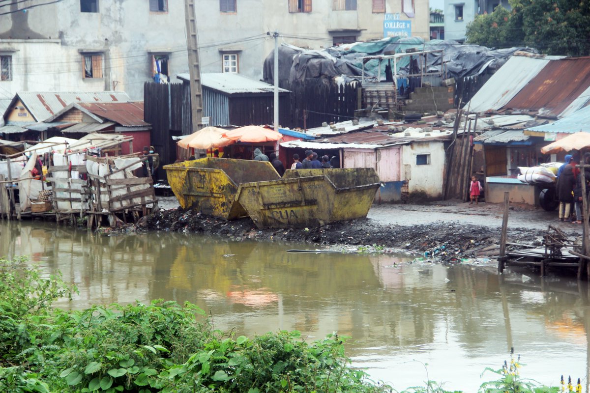 MATP_GOV_MG's tweet photo. #MATSF | #APIPA | Les travaux de nettoyage des dépôts d'ordures lelong du canal Andriantany, dans le cadre de l'aide de l'#APIPA à la #CUA et #SMA se poursuivent. Sensibiliser plus les riverains, responsables des Fokontany #RF2 à mieux utiliser les bacs à ordures sur ces lieux. https://t.co/71oChH3xxe