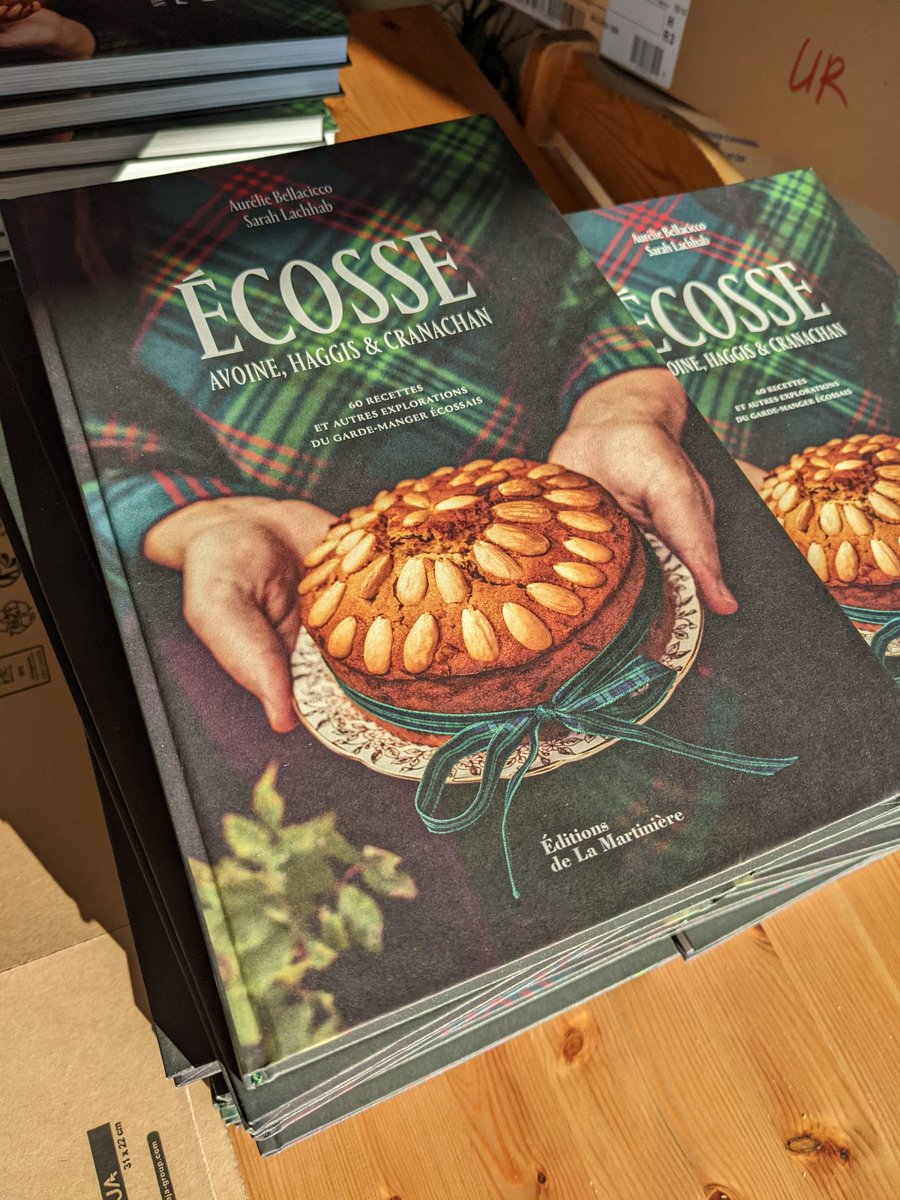 Dès ce matin, vous devriez pouvoir apercevoir un joli Dundee cake dans les rayonnages de votre librairie. Ca y est. Le livre est à vous. Puissiez-vous rêver avec les magnifiques recettes et photos de <a href="/bellaciccophoto/">Aurélie Bellacicco 🥐</a> et découvrir quelques histoires au passage <3