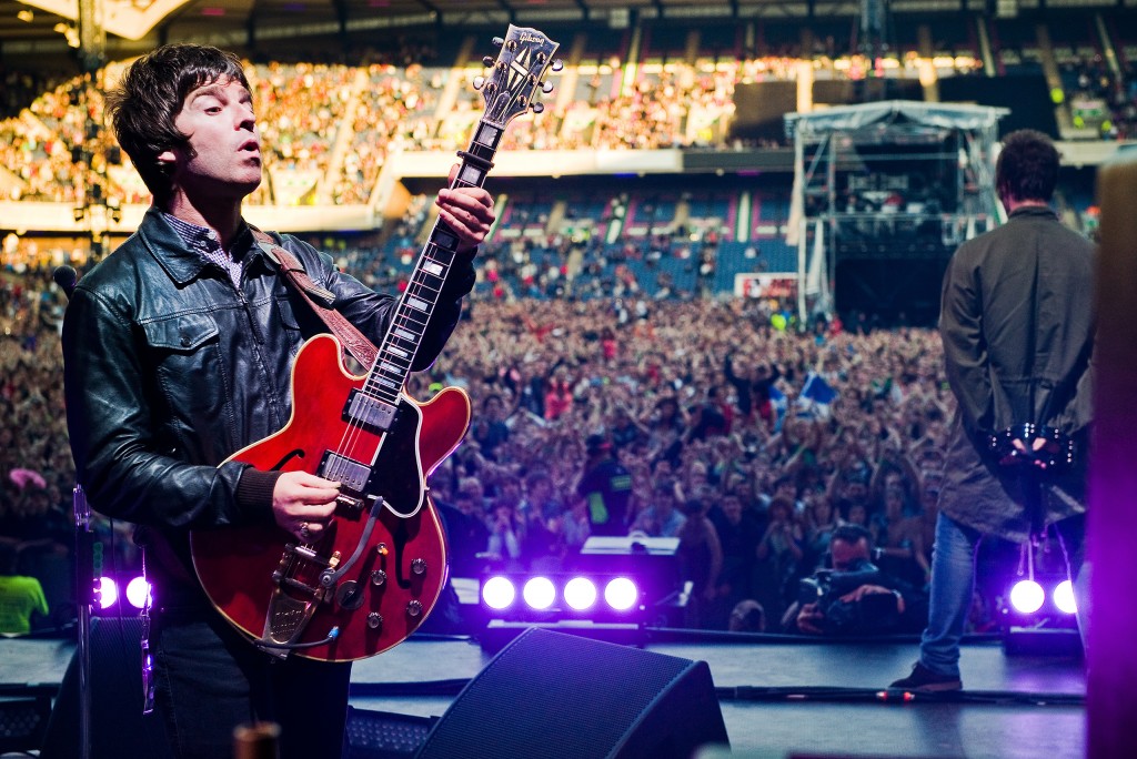 74frankfurt's tweet photo. Oasis at Murrayfield Stadium, Edinburgh. (2009) Pic: Danny North. https://t.co/b6UXdJKubw