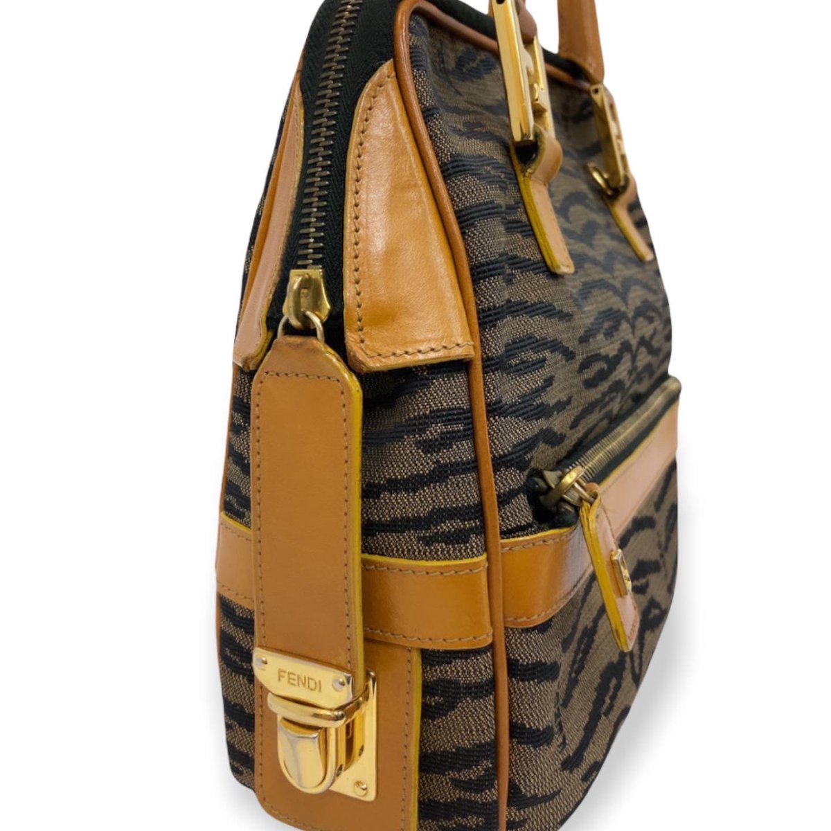 mo_zeal's tweet photo. ＼ NEW ITEM ／

FENDI
2WAY BAG ZEBRA
VINTAGE

#fendi #fendivintage #oldfendibag #fendizebra #fendi2way #mozeal #モジール #古着 #古着屋 #藤沢 #藤沢市 #湘南 #湘南台 #セレクトショップみたいなリサイクルショップ https://t.co/L5vvgdL27B