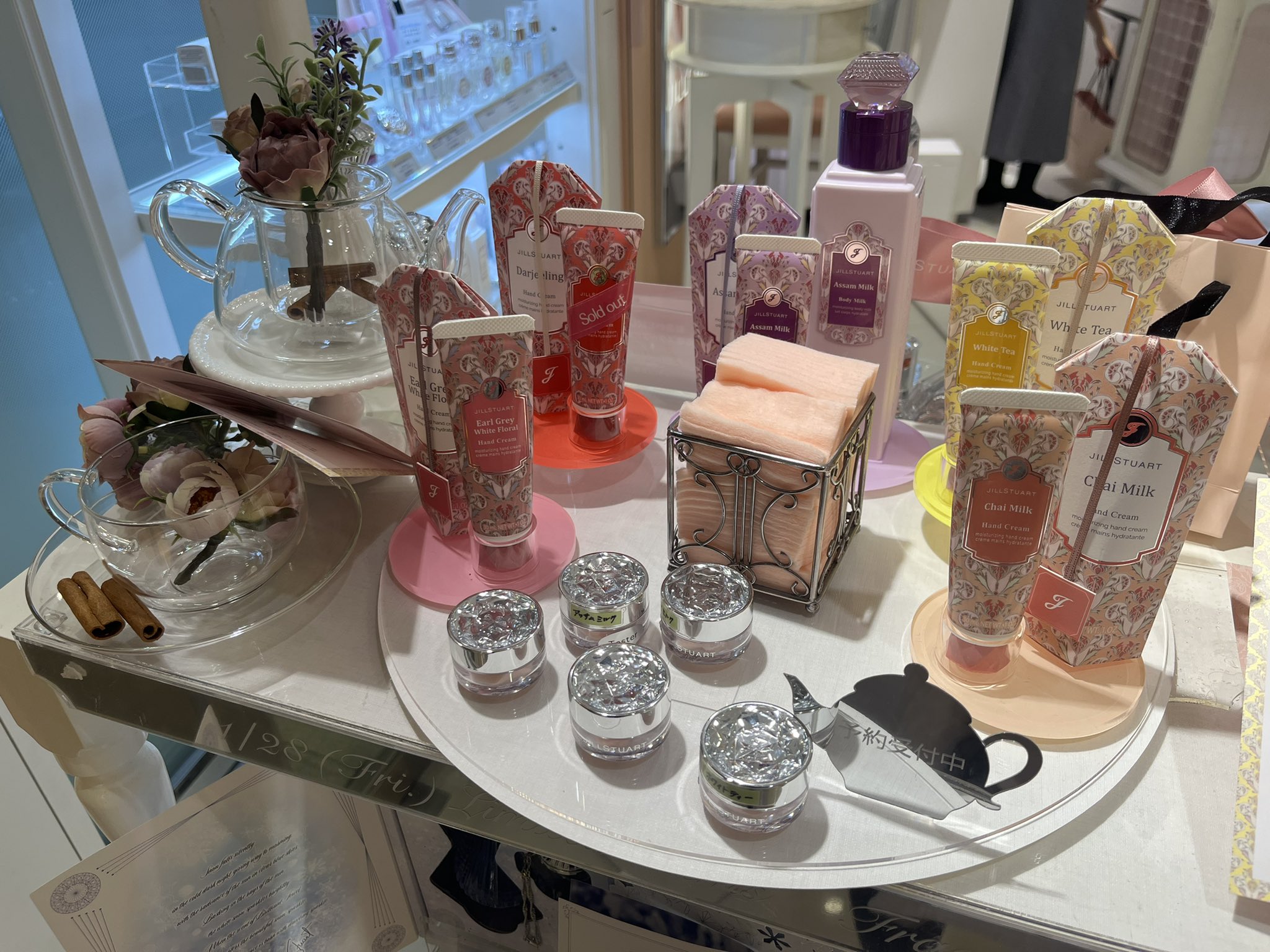 奈津亜 Twitterissa 阪急うめだ 大丸梅田はほぼ売り切れかと ジルスチュアート紅茶のハンドクリーム ダージリンが店では人気みたい T Co 9nelcxf0ay Twitter