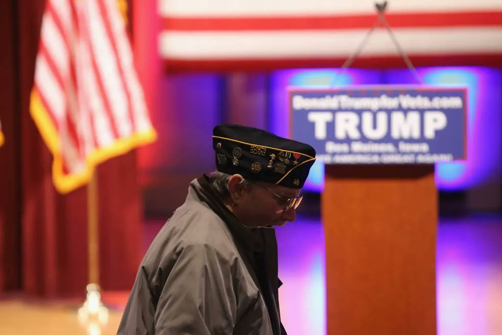 6 år siden i dag: Trump mente han ville bli urettferdig behandlet av Megyn Kelly og droppet den siste tv-debatten før Iowa. Han arrangerte isteden sin egen pengeinnsamling for militærveteraner. #sirkuset (s.91-93) Salg: ampol.no/sirkuset