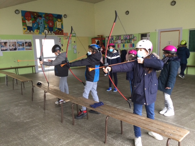 usep_79's tweet photo. #SOP2022 
De retour de classe de neige, les élèves de St-Symphorien retrouvent leur école pour une semaine sportive ⛷️🤾‍♀️🏐🏹🚴‍♀️⛹️🏓
Débat en classe sur les valeurs de l'olympisme et découverte des jeux en anglais !

@DSDEN79 @leclercarno @Paris2024 @G24acpoitiers @usepnationale https://t.co/21yyJ5rDAq