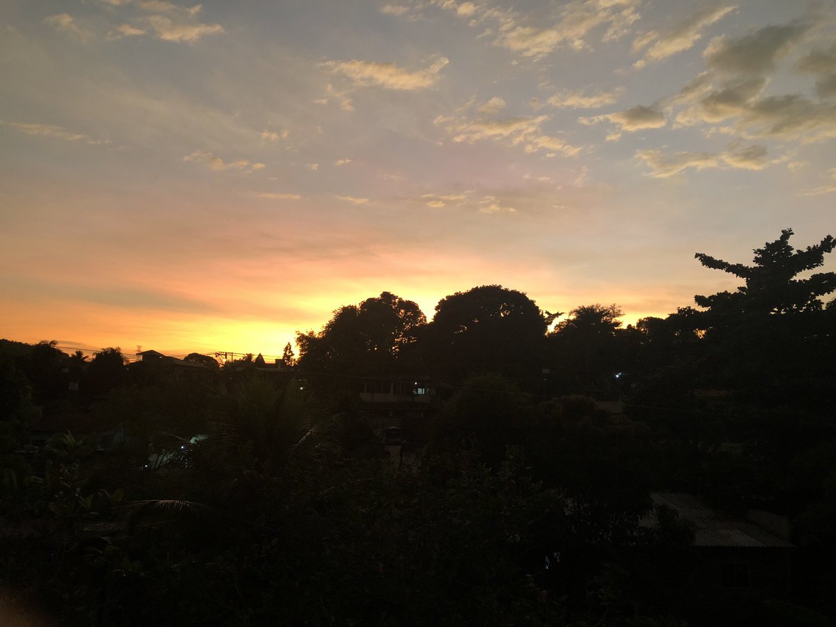 LisFreeLancer's tweet photo. #BalançoGeralRJ olha o céu que lindo aqui no Monjolos em #SãoGonçalo https://t.co/hGDd4lR8vz