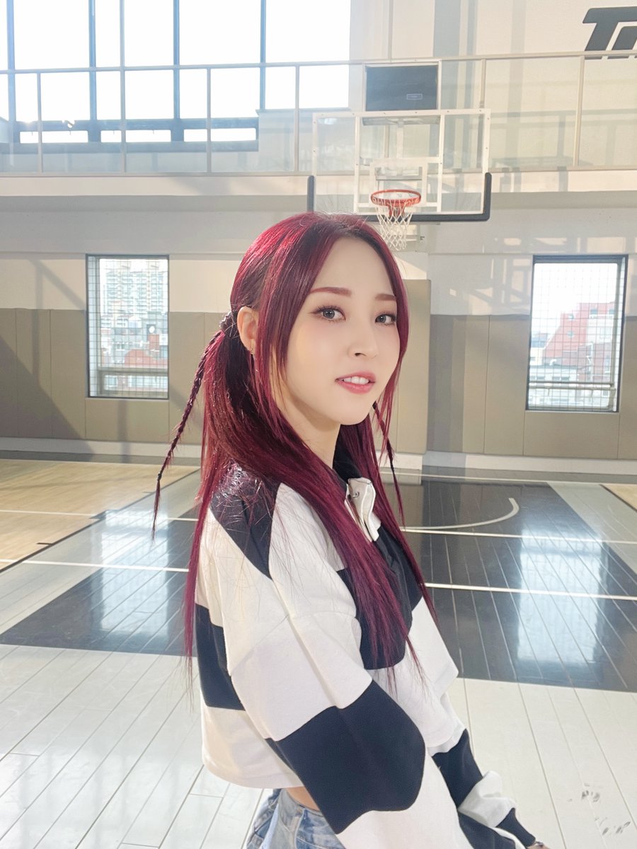 dingo_dgg's tweet photo. 문스타 무대 기다리느라 하루에도 12번 오르내림😎
기다리는 별똥이들 위해 깜짝 셀카 가보자고..! (WITH HOOK💪)

#문별 #MOONBYUL #LUNATIC #루나틱 #마마무 #MAMAMOO #AIKI #HOOK #DGG #딩고 #Dingo https://t.co/FZrAL6Vuj9