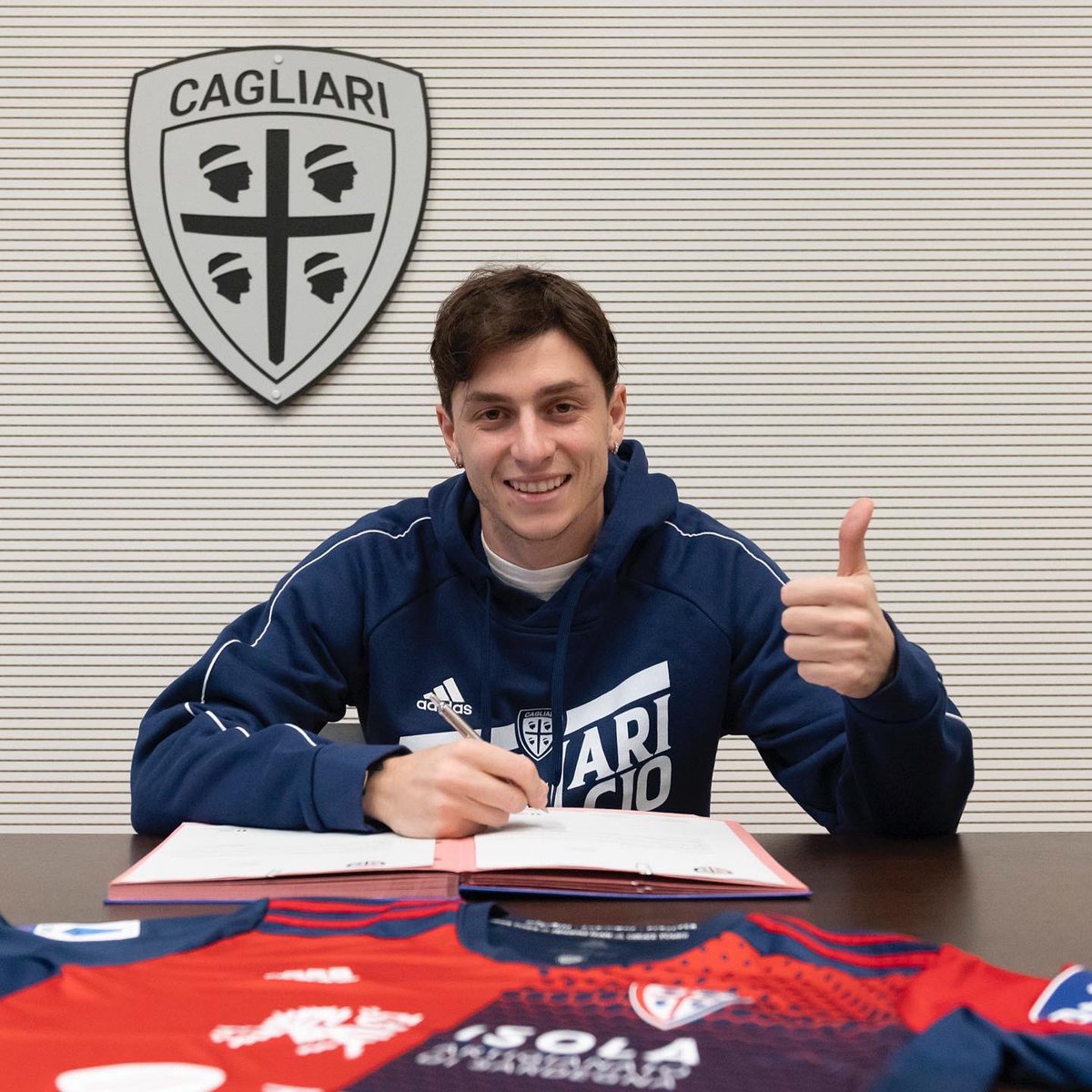 CagliariCalcio's tweet image. 𝐷𝑎𝑛𝑖𝑒𝑙𝑒 𝑩𝒂𝒔𝒆𝒍𝒍𝒊 ✍🏼👍🏼😁

@Baselli | #forzaCasteddu