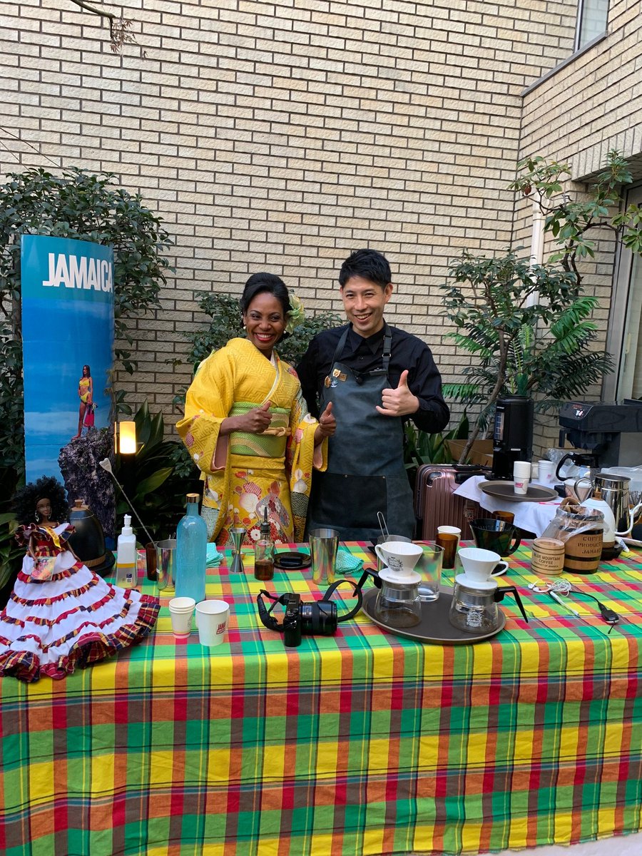 JamaicaEmb_JP's tweet photo. このイベントはジャマイカコーヒー輸入協議会の皆様、@CWW_Japanの皆様の助けがあったからこそ成功することが出来ました。また@UCC_Coffeeアカデミー様には美味しい #JBMCoffee の淹れ方を実演していただき、ゲストの方々だけでなく私たち大使館スタッフも楽しませていただきました! https://t.co/kJlxwLz1BS