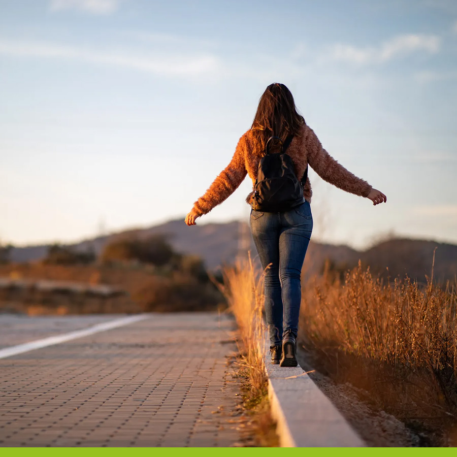Voldoende bewegen is belangrijk om je streefgewicht te behalen en te behouden. Zorg er dus voor dat je iedere dag minimaal 10.000 stappen zet. 
 .
 .
 #lopen #ommetje #bewegen #sporten