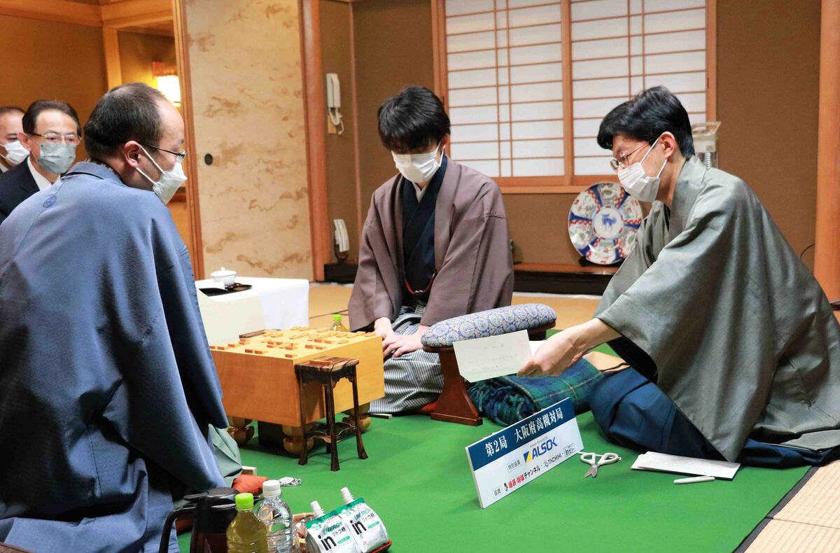 マスパセ マスク未着用途中降機乗客 Auf Twitter 棋士がマスク着用しないと 反則負け の規定を将棋連盟が創設しました もはや 虚構新聞 かと見紛う程です 反則とは 二歩のような禁じ手やカンニングのことです マスクしない ことの何が 反則 なのか理解に