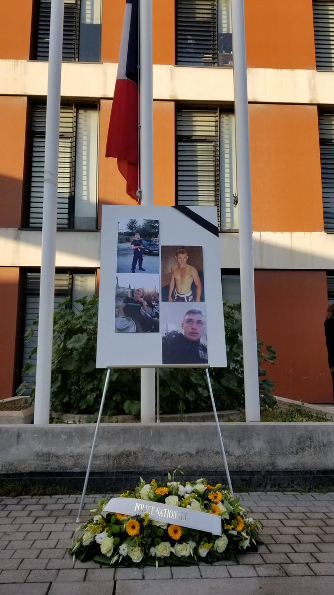PoliceNat13's tweet photo. Ce matin, à la Division Nord @PoliceNat13  tous unis dans la peine...
Hommage et instant de recueillement en l'honneur de notre collègue Pierre, jeune Gardien de la Paix @PoliceNationale https://t.co/nsMyqGN0py