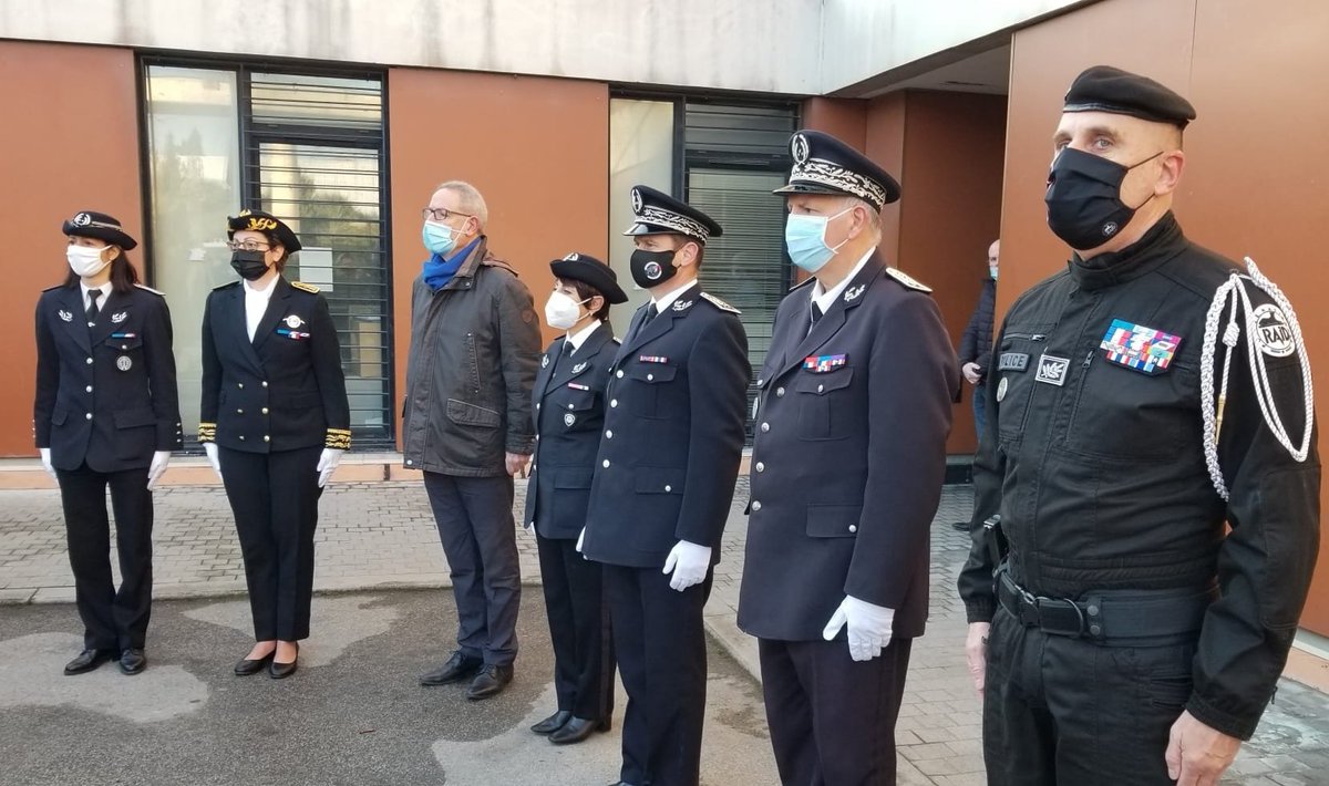 PoliceNat13's tweet photo. Ce matin, à la Division Nord @PoliceNat13  tous unis dans la peine...
Hommage et instant de recueillement en l'honneur de notre collègue Pierre, jeune Gardien de la Paix @PoliceNationale https://t.co/nsMyqGN0py