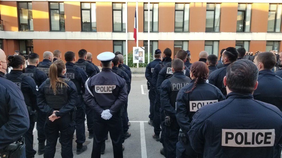 PoliceNat13's tweet photo. Ce matin, à la Division Nord @PoliceNat13  tous unis dans la peine...
Hommage et instant de recueillement en l'honneur de notre collègue Pierre, jeune Gardien de la Paix @PoliceNationale https://t.co/nsMyqGN0py