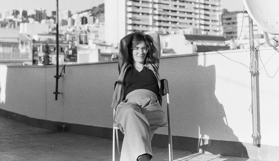 A Branca estem ruixant-nos amb cava! La <a href="/irenepujadas/">Irene Pujadas</a> ha guanyat el #PremisCiutatBCN de Literatura Catalana per Els desperfectes. "El veredicte en destaca l'estil vibrant, així com l'atreviment i l'ambició literària". 
UNA JEFASSA!
Felicitats, amiga💖