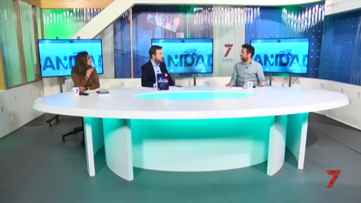 FP_Monguio's tweet photo. Vea la entrevista anoche en #AcentoAndaluz de @7TVAndalucia de @FP_Monguio y @lourluque al experto en marketing musical @DaniEmprende por su primer libro 'La nueva fórmula para vivir de la música'. Columna #AndaluciaAlCierre de @PedroGarcaVzque Aquí👉 https://t.co/1dw1tCj7qd https://t.co/d8gL72YrBK