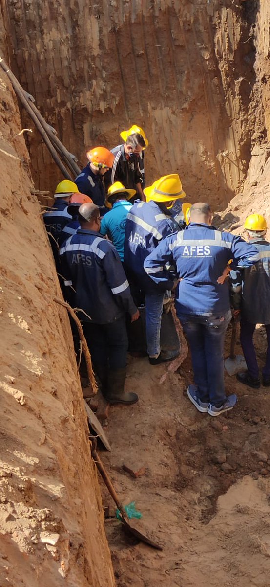 charmysonie's tweet image. અમદાવાદમાં ભેખડ ધસી પડતાં 2 શ્રમિકોનાં મોત

ગટરમાં ઉતરેલા શ્રમિકો ગુંગળાઇને મૃત્યુ પામે, કન્સ્ટ્રક્શન સાઇટ્સ પર વારંવાર સેફ્ટી મેઝર્સનાં અભાવે શ્રમિકોનાં જીવ જોખમાય. દુર્ઘટના ગણીને બધા ભુલી જાય. શું આપણા માટે આ શ્રમિકોનાં જીવની કોઇ કિંમત નથી? 

#labourers #insensitivity