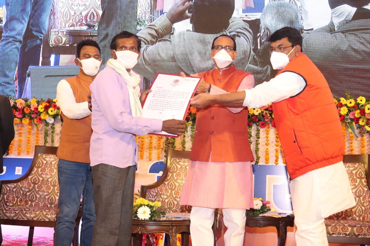 OfficeofSSC's tweet photo. मुख्यमंत्री श्री @ChouhanShivraj ने पंचायत एवं ग्रामीण विकास मंत्री श्री @Iamsisodia1 तथा जल संसाधन मंत्री श्री @tulsi_silawat जी के साथ हितग्राहियों को विभिन्न योजनाओं का हितलाभ सौंपा। #PMAYG https://t.co/ZSuhvabMmi