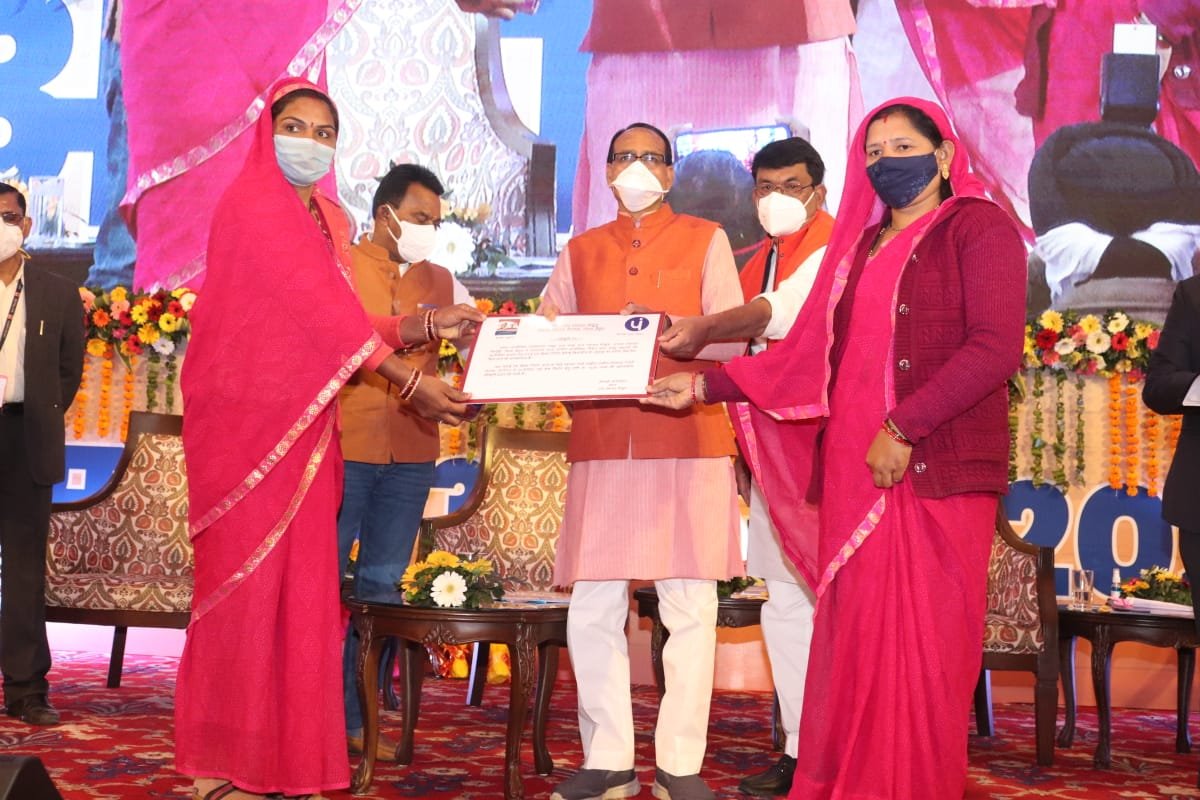 OfficeofSSC's tweet photo. मुख्यमंत्री श्री @ChouhanShivraj ने पंचायत एवं ग्रामीण विकास मंत्री श्री @Iamsisodia1 तथा जल संसाधन मंत्री श्री @tulsi_silawat जी के साथ हितग्राहियों को विभिन्न योजनाओं का हितलाभ सौंपा। #PMAYG https://t.co/ZSuhvabMmi