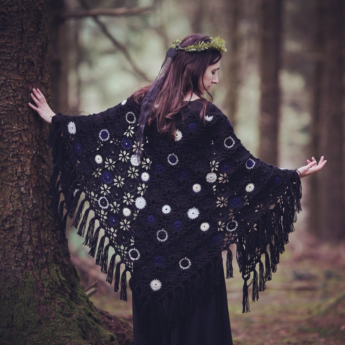 Stars and moons and celestial sparkles ... ✨🖤🌒🌕🌘🖤✨
If this new shawl calls to you, pop over to Esty and take a look 😊
etsy.com/uk/listing/114…

#cosmicwitch #moongoddess #celestialenergy #hecate #daughtersofhecate #Witch