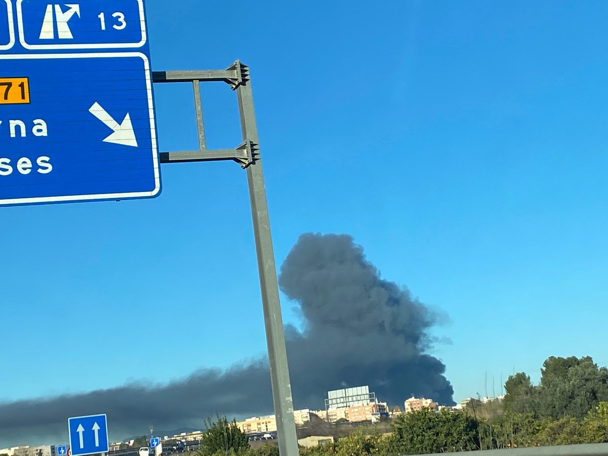 VOSTcvalenciana's tweet photo. 🔥🏭 #Incendio #industrial en nave en el Polígono Industrial La Cova en la localidad de #Manises (V). Medios de extinción trabajando en el lugar.

El humo es visible a varios kilómetros de distancia

Mantengan libres los accesos para los vehículos de emergencia 🚒 https://t.co/iG6ac6gUDZ