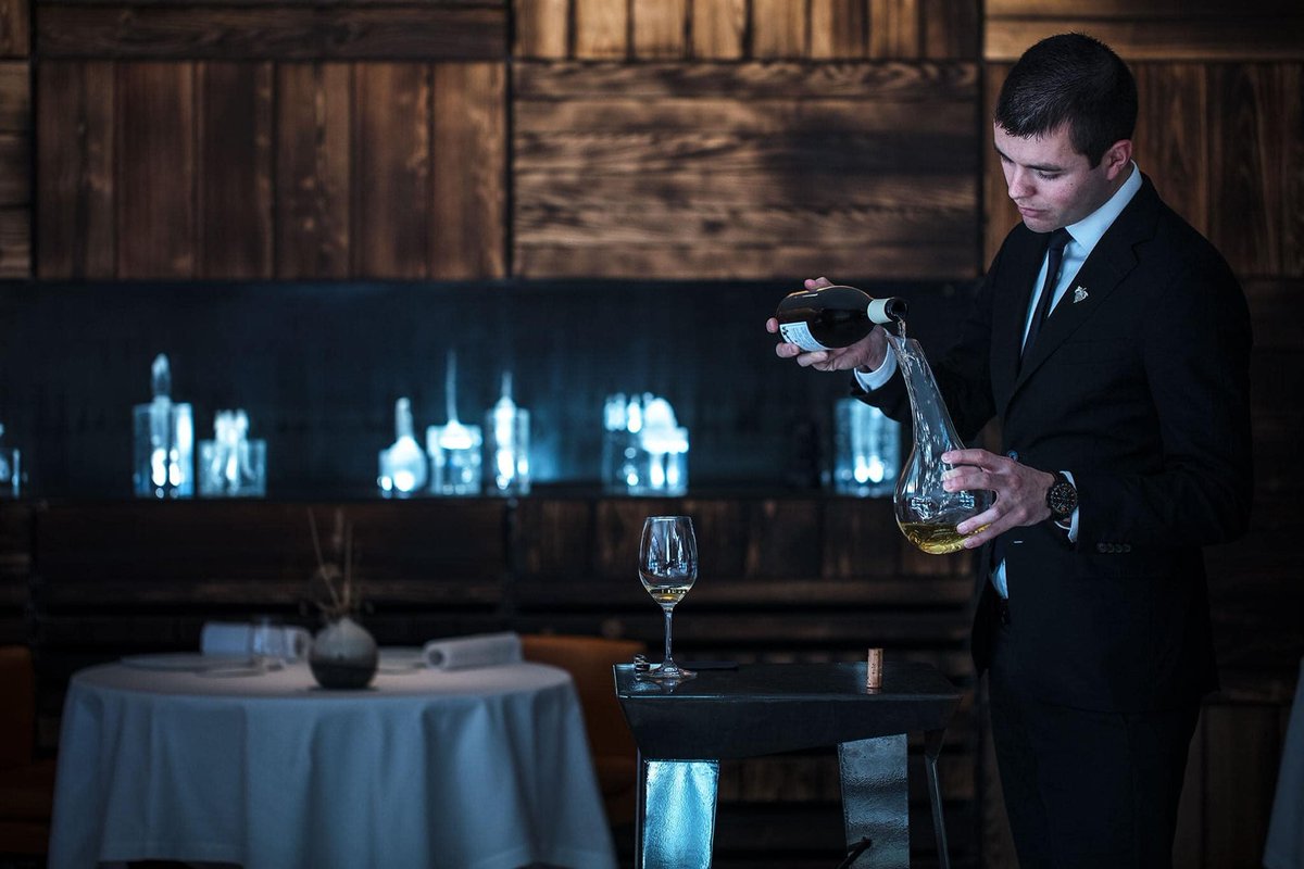 L'A.O.P Tome des Bauges &amp; Thomas Lorival, sommelier et directeur de salle du Clos des Sens *** seront dès 10h dans l’émission L'Assiette Savoyarde sur @bleusavoie  pour parler #terroir, #territoire et accords #mets #vins. 
À tout de suite ! #gastronomie ©Thomas Lorival