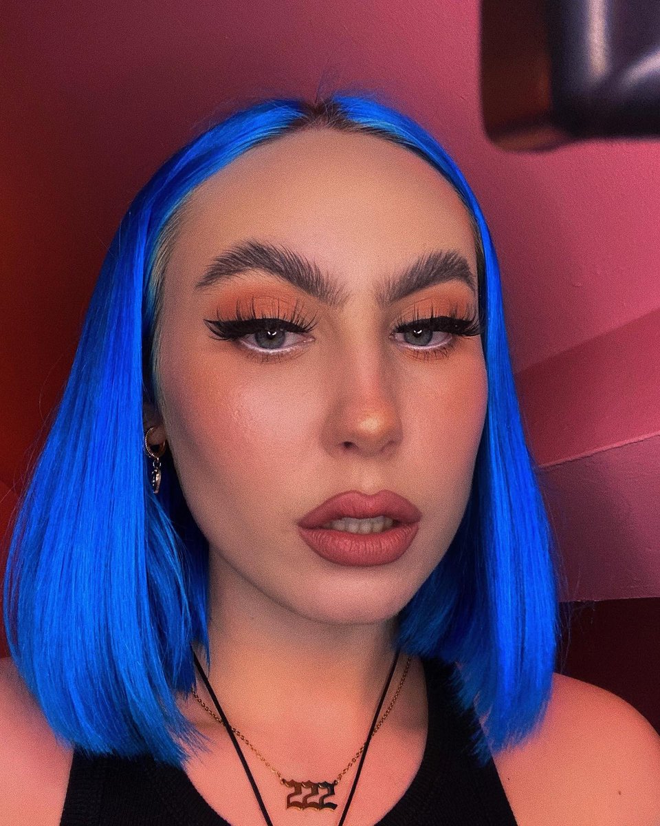 manicpanicnyc's tweet photo. This hair is ICONIC!! Done with Rockabilly Blue!! What is your fav Manic Panic Blue?! 🥶
(IG: holliemcdermott )
#manicpanicnyc #manicpanic #manicpanicpro #rockabillyblue #blue #bluehair #bluehairdye #veganhairdye #hairdye #brightblue #hair #shortbluehair https://t.co/wG8m9GCoRp