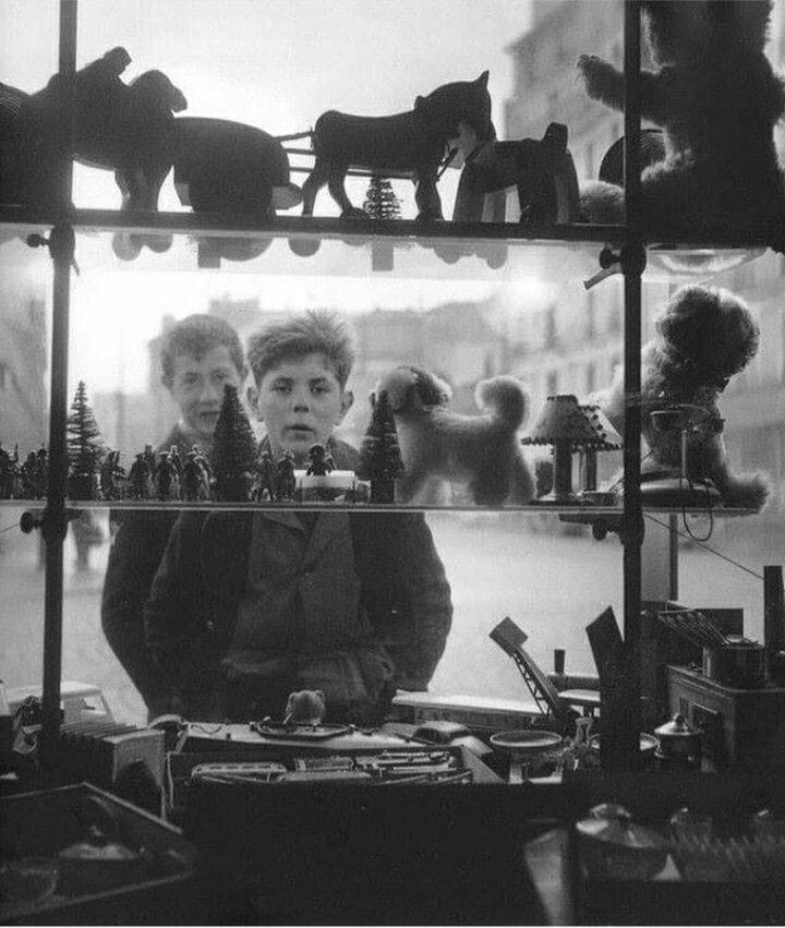 "Creo que existe solamente un mundo, y una sola realidad, que cada uno de nosotros contempla desde una posición única e intransferible en función de las heridas, y de los premios, con los que la vida nos haya marcado".
Almudena Grandes
📷Robert Doisneau