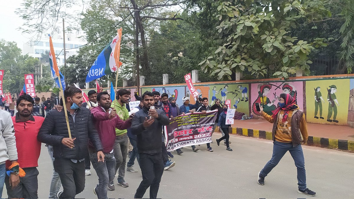I_m_Ehtesham's tweet photo. RRB NTPC रिजल्ट में धांधली को लेकर आज बिहार बंद में पटना विश्वविद्यालय से लेकर डाक बंगला चौराहे तक संयुक्त छात्र मोर्चा के द्बारा विशाल प्रदर्शन किया गया।
#NTPCSCAM
#NTPCResult
#ntpcexam
#NTPC_1student_1result https://t.co/baNPRti1o1