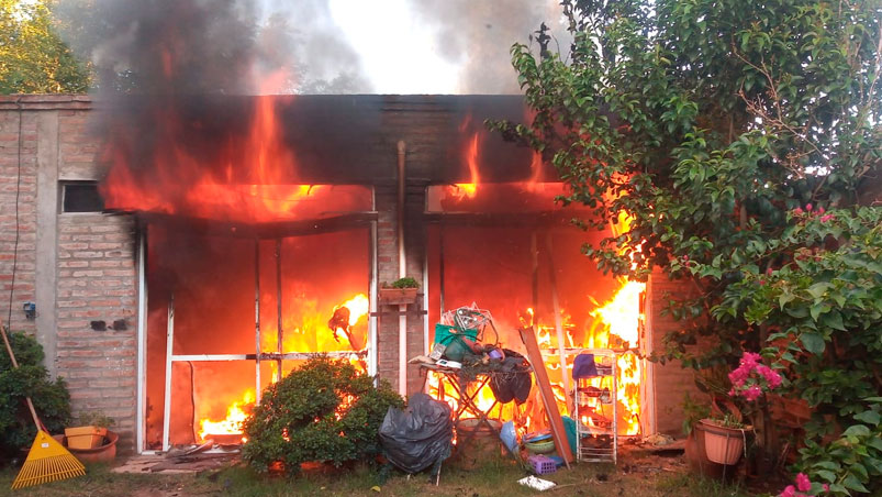 ElDoce's tweet photo. #ArribaCórdoba | Fuego en una casa en Córdoba: dramático rescate y personas intoxicadas >> https://t.co/7wbt4P5OHF https://t.co/MdE9jSu7dE