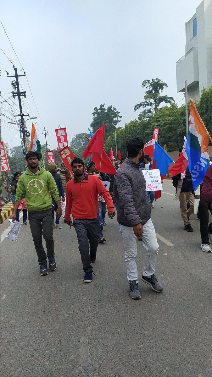 I_m_Ehtesham's tweet photo. RRB NTPC रिजल्ट में धांधली को लेकर आज बिहार बंद में पटना विश्वविद्यालय से लेकर डाक बंगला चौराहे तक संयुक्त छात्र मोर्चा के द्बारा विशाल प्रदर्शन किया गया।
#NTPCSCAM
#NTPCResult
#ntpcexam
#NTPC_1student_1result https://t.co/baNPRti1o1
