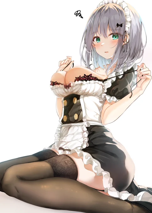 服のサイズが合わないメイドちゃん。 
