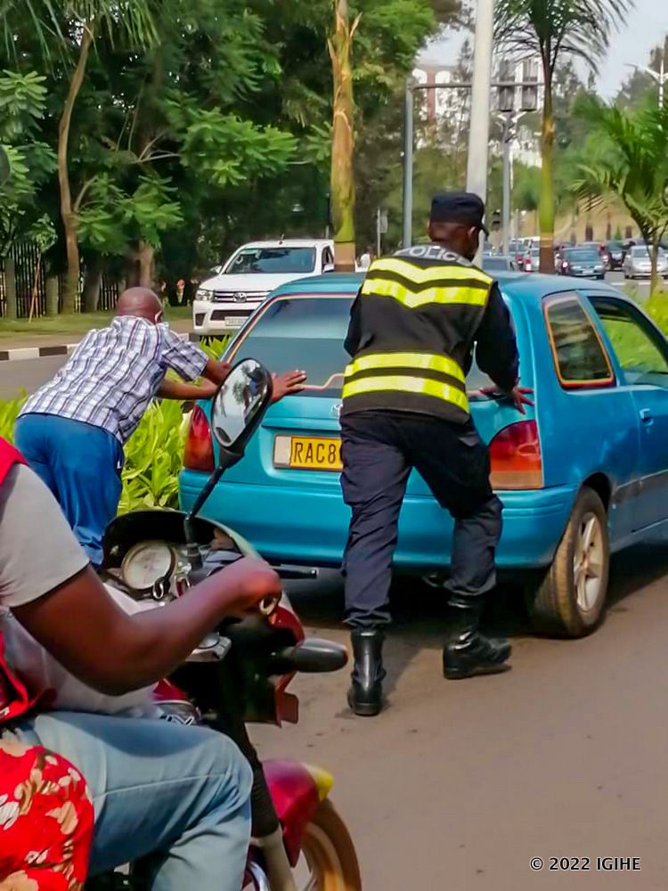 IGIHE's tweet photo. IFOTO Y’UMUNSI: Ahagana saa tatu z’igitondo kuri uyu wa Gatanu, umupolisi yagaragaye ku Gishushu iruhande rwa RDB afasha abaturage gusunika imodoka yari yapfuye.

📸 @IgirubuntuDarcy https://t.co/FJ00QYfMzx