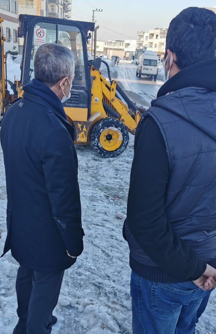 📌Caddelerde
📌Sokaklarda 
📌Mahallelerde 

Devam eden kar küreme çalışmalarını yerinde inceledik❄️🚜

📍Malazgirt Mahallesi