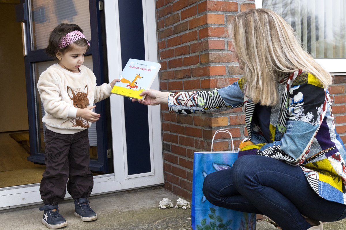 FacetEmmen's tweet image. Sema (3 jr) heeft als eerste peuter 'Vos gaat een stukje rijden' mogen ontvangen uit handen van Nicole Stiekema,directeur @biebemmen. 

Tijdens de Nat. Voorleesdagen (t/m 5 febr) mogen alle peuters uit de @GemeenteEmmen het prentenboek gratis ophalen in de bibliotheekvestigingen.