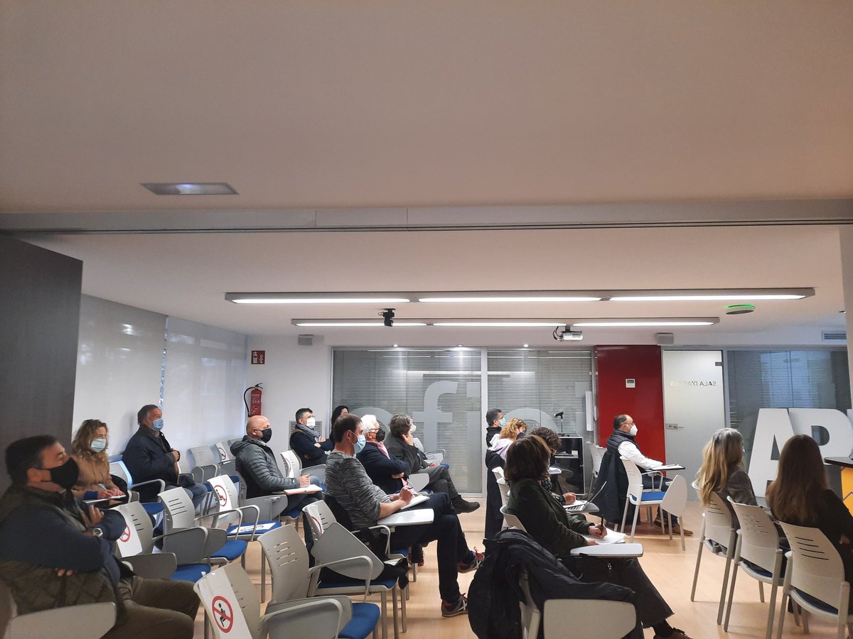 apigirona's tweet image. Comencem L&apos;hora del cafè sobre el #ValordeReferència amb la @maria_romaguera ☕

1️⃣6️⃣1️⃣ persones inscrites
+ 1️⃣5️⃣ persones presencialment

#FormacióAPI #APIGirona