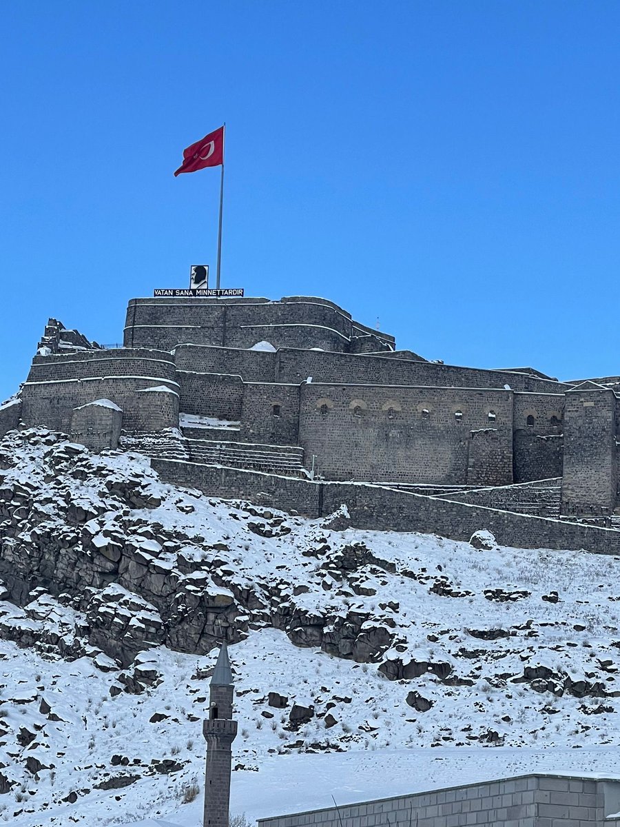 neri41_41's tweet photo. Hep taze tuttum sevincimi, 
Avluda diz boyu kar, 
Elimde kır çiçekleri...!
               
#DoğuEkspresi 
#Kars 
#Van 
#Erzurum 
#Erzincan ☕️🎈 https://t.co/xi1yLazZj1