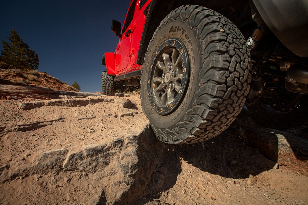 StellantisNAEsp's tweet photo. Como referente del mercado de los #SUV de altas prestaciones, el @Jeep® Wrangler Rubicon 392 no es solo el #Wrangler más poderoso y rápido jamás fabricado. Es también uno de los vehículos #offroad más extremos de la historia. #ExtremeRecon #TrailRated #jeepeando #JPP #OIIIIIIO https://t.co/0RKK7xwkLk