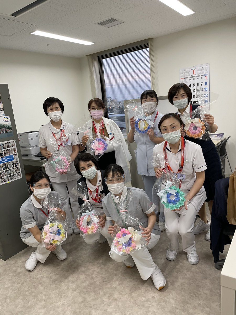 東京女子医科大学看護専門学校 先日 学生自治会で作成した ウェルカムフラワー を隣の足立医療センターの看護部へお届けしました コロナ禍で学内で実習を行う事になり残念ですが 患者様 医療従事者の皆様へ笑顔をお届けしたいと思います T