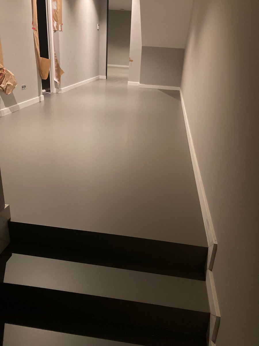 ReflectionZeist's tweet image. Onze gietvloeren zijn aangebracht, de trap is hierin meegenomen