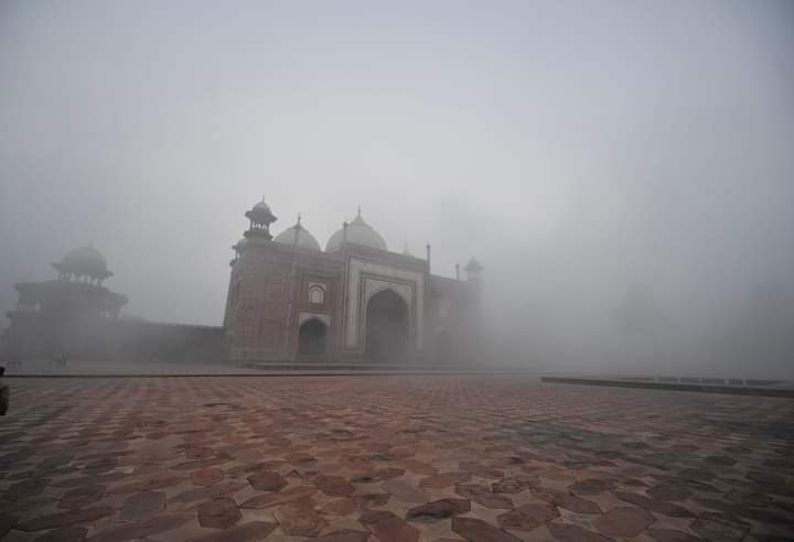 PehlaPannaNews's tweet photo. उत्तर भारत में ठंड नये रिकॉर्ड बना रही है। गिरते पारे के साथ ही कोहरा भी लोगों की मुश्किल बढ़ा रहा है। हालांकि कोहरे से ढके ताजमहल की खूबसूरत तस्वीरें सामने आयी हैं 
#PehlaPannaNews #Tajmahal #TajmahalAgra #tajmahalindia https://t.co/W8USsKTGQj