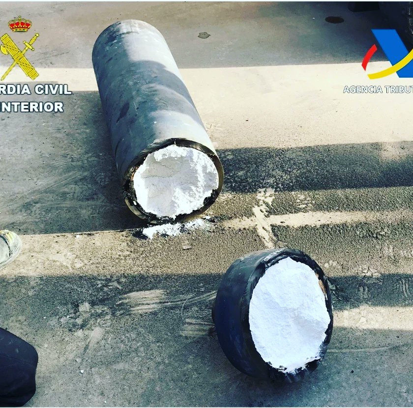 PolicialCodigo's tweet photo. 🗞️| #Noticias | Vigilancia Aduanera y la Guardia Civil, han aprehendido 464 kilos de cocaína oculta en el interior de una máquina trituradora de 11 toneladas.
Para la extracción de la droga fue necesaria la intervención de los bomberos.
#codigopolicial

https://t.co/sBtCvT4Evf https://t.co/4nROQcNcmh