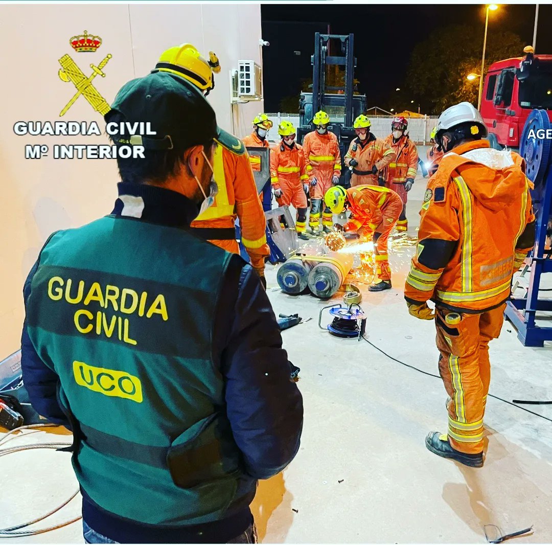 PolicialCodigo's tweet photo. 🗞️| #Noticias | Vigilancia Aduanera y la Guardia Civil, han aprehendido 464 kilos de cocaína oculta en el interior de una máquina trituradora de 11 toneladas.
Para la extracción de la droga fue necesaria la intervención de los bomberos.
#codigopolicial

https://t.co/sBtCvT4Evf https://t.co/4nROQcNcmh