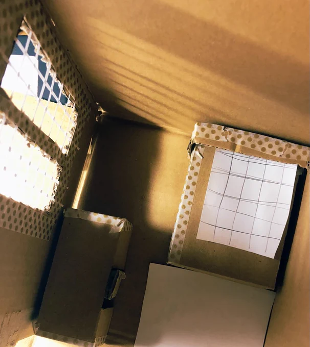 手が死ぬほど遅いのにイベントの8日前にこのカットを作ろうとしてて、3Dモデルと格闘する時間が残されてなくて祈りながらアナログとクリスタ線画抽出してた頃の記録
光源がまるでわからないので窓に近い床が一番暗くなることすら分かってなくて、作って光当ててみると面白いなと思った 