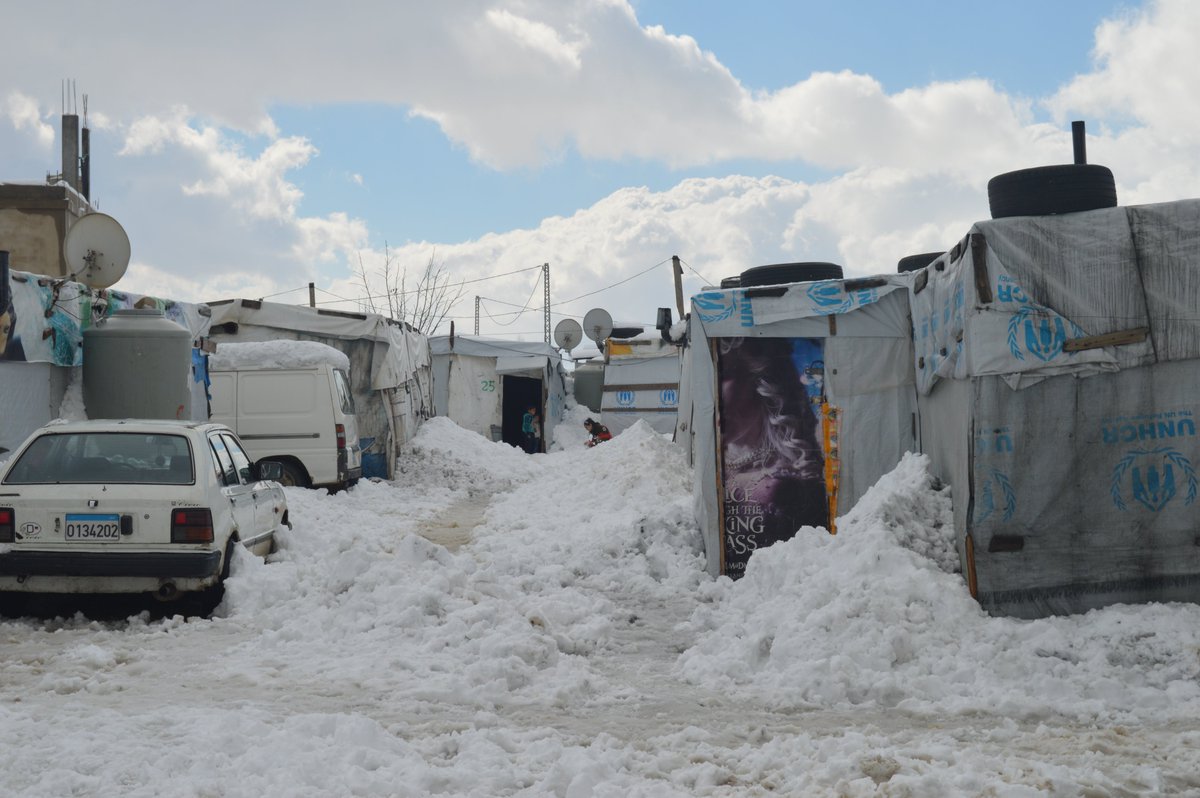 Pablosanchezvol's tweet photo. Líbano alberga a un millón y medio de refugiados sirios según los datos del gobierno. Llevan aquí desde hace una década en unas condiciones de vida miserables, lo que provoca que ante tormentas ocurran este tipo de desgracias. Esto es lo que la guerra provoca. https://t.co/VgDzPny6iN